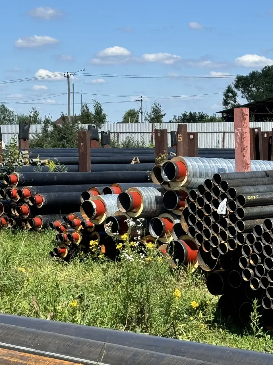 Штабель труб в ППУ изоляции на площадке склада
