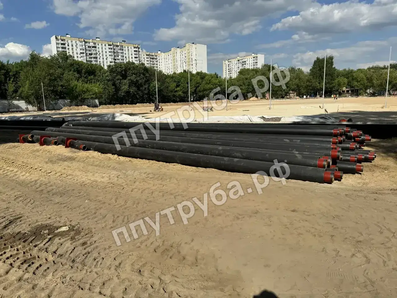 Трубы ППУ разложены вдоль будущей трассы