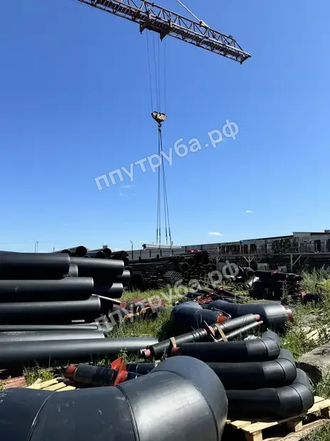 Отводы ППУ и трубы на объекте, разгрузка краном