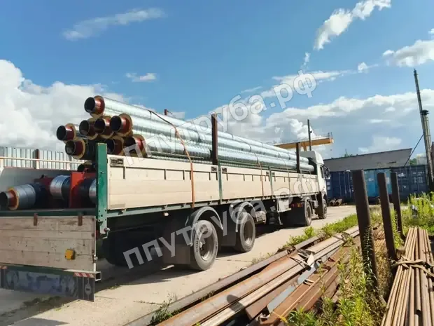 Машина, гружённая трубами ППУ